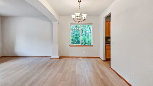 Building Photo - 5BR/3BA End Unit with Greenbelt View in Lynnwood