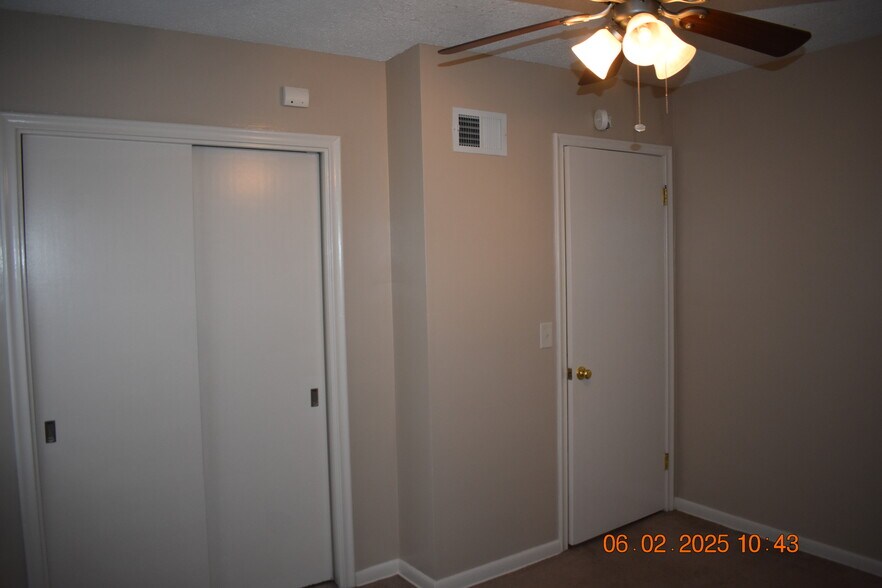 Building Photo - 711 S 68th Ave