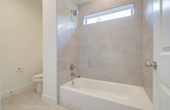 Building Photo - 556 Janisch Rd