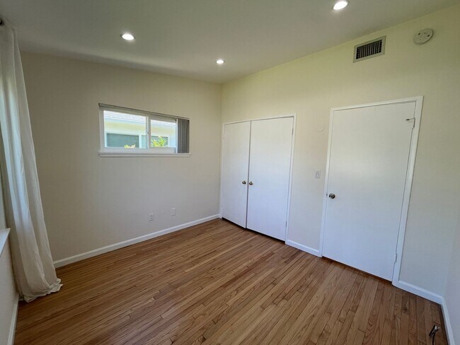 Building Photo - AVAILABLE NOW! Encino home w/all appliance...