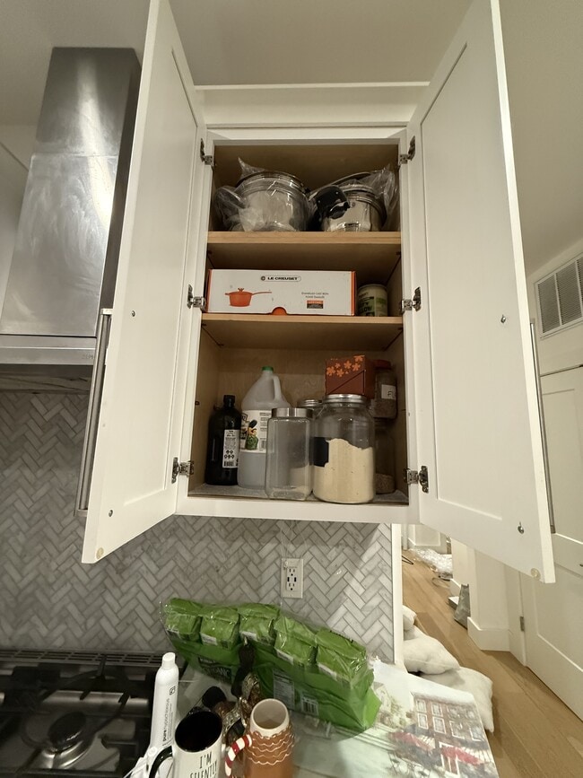 Building Photo - 946 Saratoga St