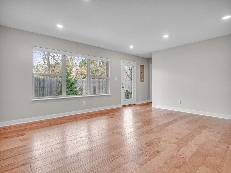 Building Photo - 8238 Bostic Dr