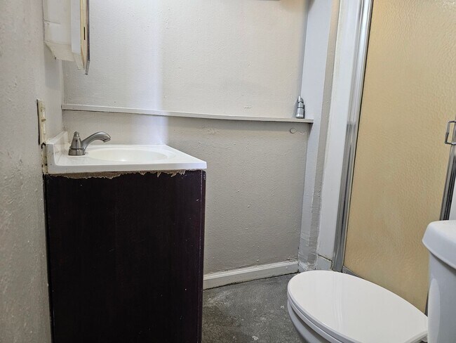 Building Photo - 4 Bedroom Bi Level with Large Yard and 2 Car Garage