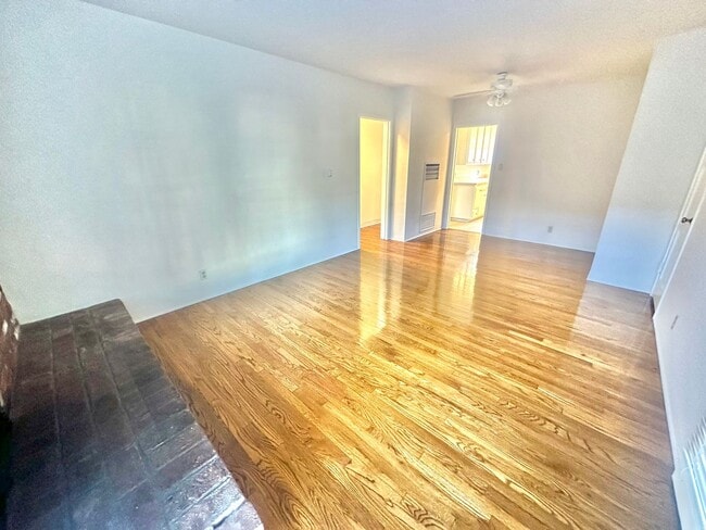 Building Photo - Charming 2-Bedroom Home with Hardwood Floors & Fireplace Near the Traffic Circle