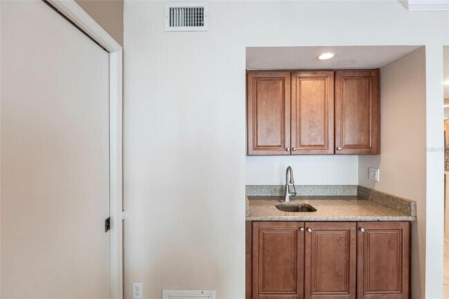 Building Photo - 1750 Jamaica Way