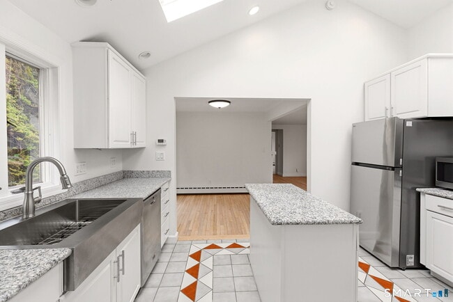 Building Photo - 100 Shorefront Park