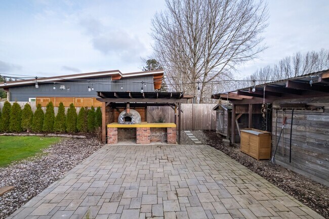 Building Photo - Charming 3-Bed 2 Bath Home with Spectacula...