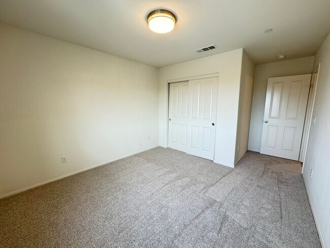 Building Photo - Beautiful 5Bd/3.5Ba Home in Cul-de-Sac in Riverside w/new Turf Back Yard and New Carpet!