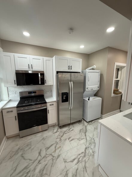 Kitchen - 1629 W Granville Ave
