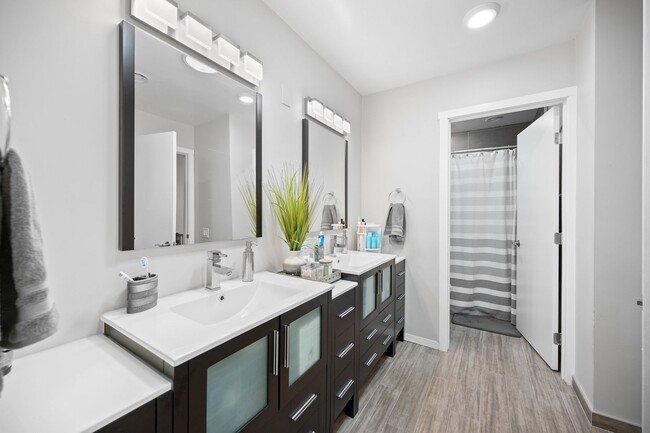Building Photo - 3 bed 2 bath move-in ready unit.