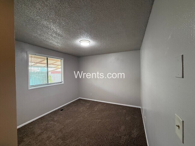 Building Photo - 2318-2320 E Dalke Ave