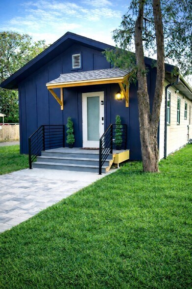 Building Photo - 801 E Knollwood St