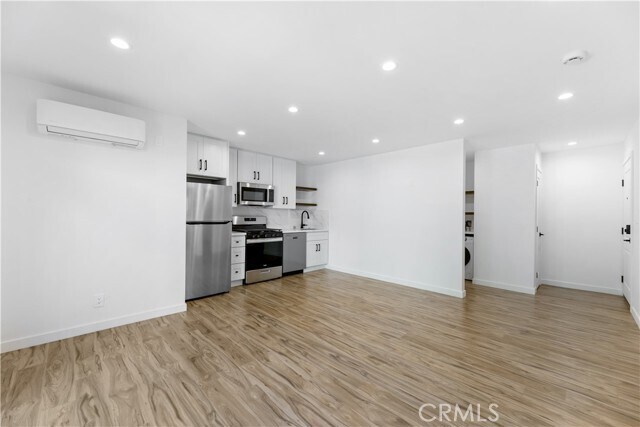 Building Photo - 742 S Stanley Ave