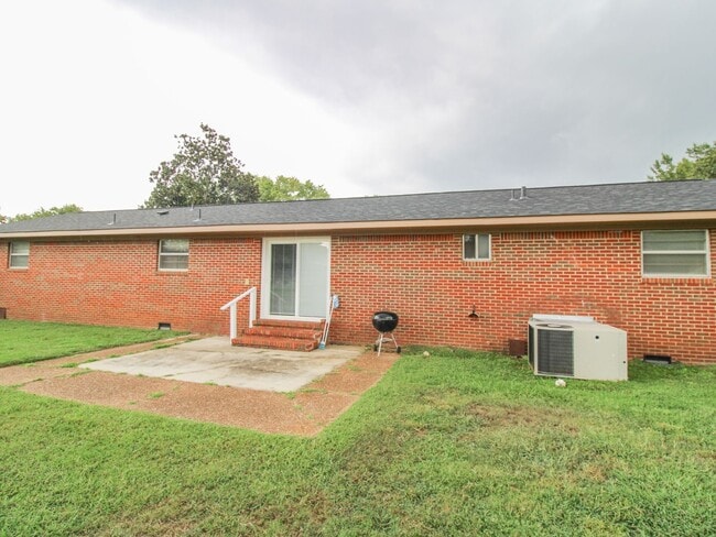 Building Photo - 4 bedroom home in Athens City in established neighborhood!