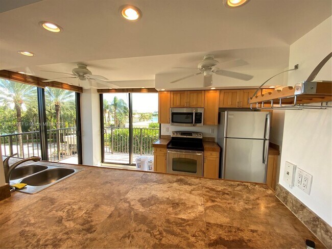 Building Photo - 801 N Venetian Dr