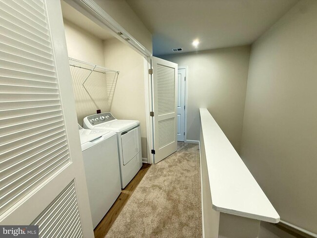 Building Photo - 647 Laurelwood Cir