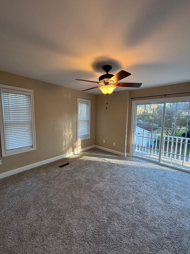 Building Photo - Freshly Renovated Dollhouse in Maryville!!