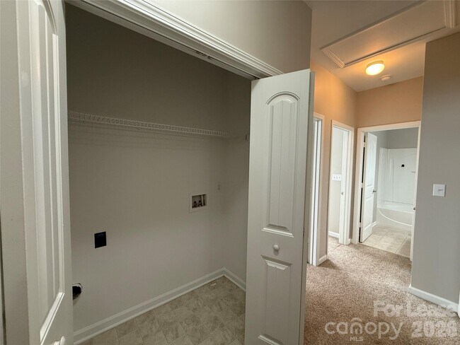 Building Photo - 933 Central Park Cir