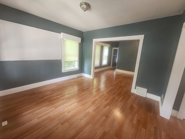 Primary Photo - Huge 5 bed 2 bath home for rent