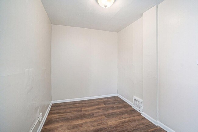 Building Photo - Single-Family Home - 4 Bedroom, 1 Bathroom