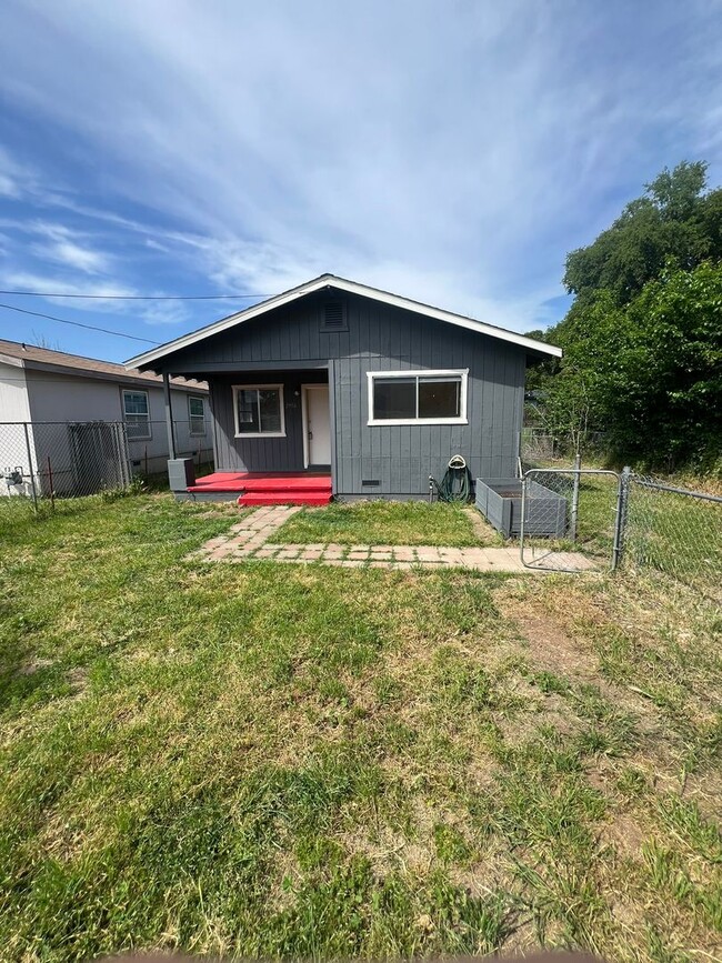 Building Photo - Oroville-3 bedroom 1 bath home, yard, newl...