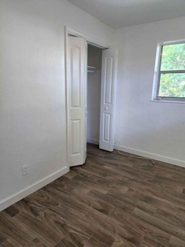 Building Photo - 117 SW 7th Ave