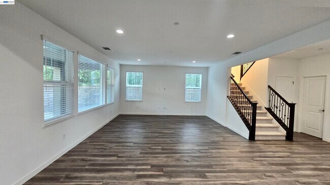 Building Photo - 304 E Angelina Ave