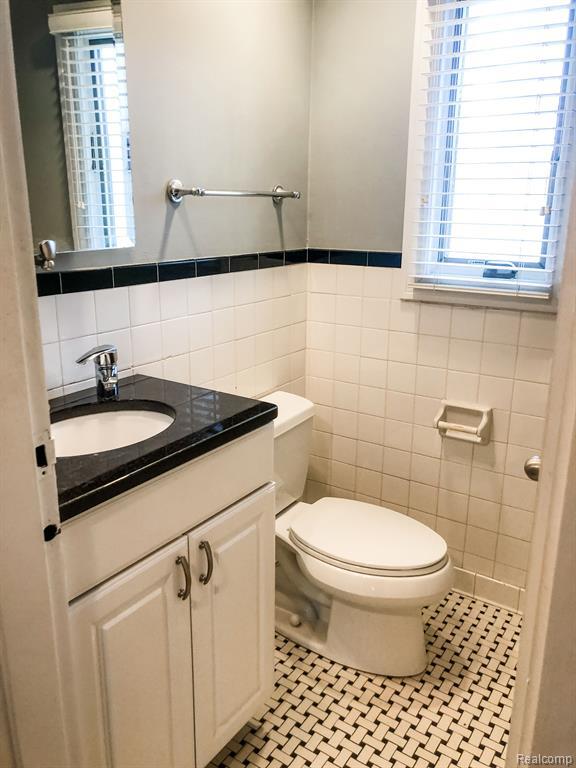 Building Photo - 721 N Eton St