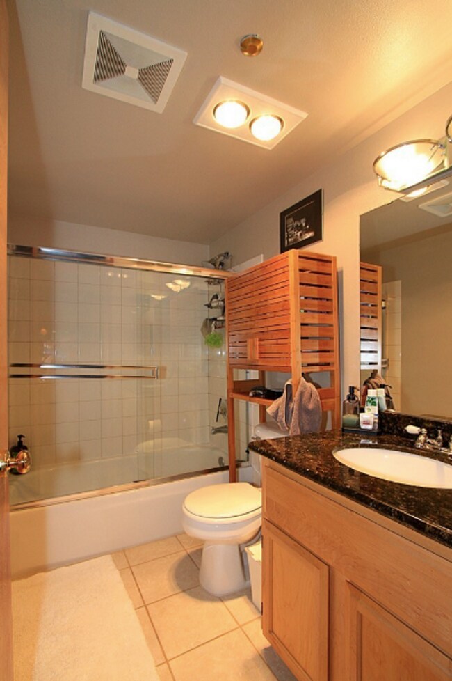 Building Photo - Recently Updated 1 Bed Condo in Ballard!