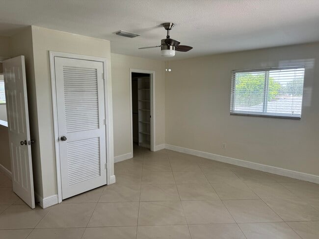 Building Photo - 881 Camellia Dr