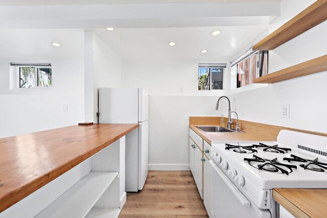 Building Photo - Super Charming South Laguna Studio