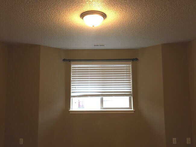 Building Photo - Spacious 3-Bedroom, 2.5-Bath Home in a Con...