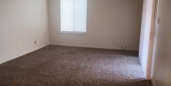 Building Photo - 2bd/1ba Cute Downstairs unit Carson Park C...