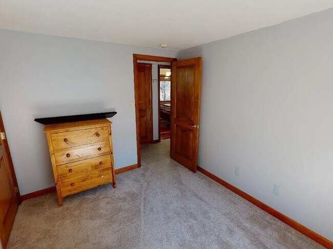Building Photo - Prime Derry Location: Classic 3Bed, 3Bath Home