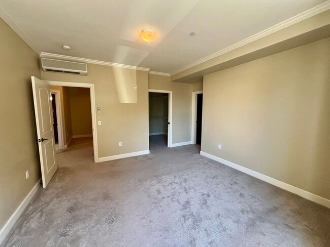 Building Photo - Spacious 2 Bedroom Condo in Fairhaven!