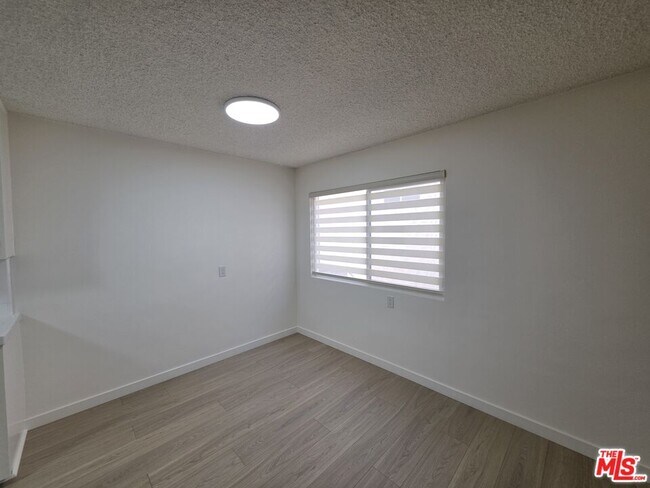 Building Photo - 10815 Rose Ave