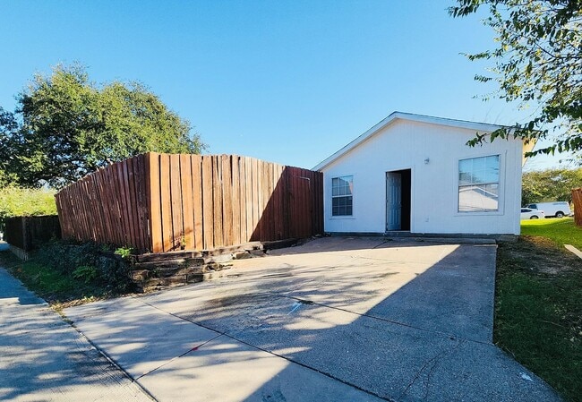 Building Photo - Beautiful 4-Bedroom Home with Pool in Carr...