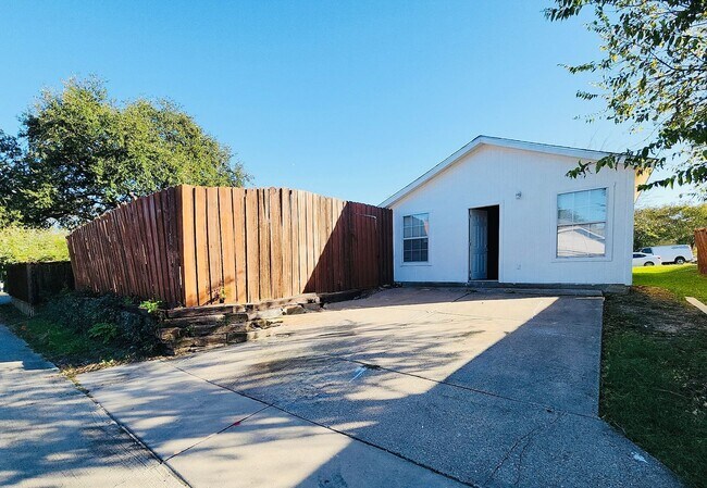 Building Photo - Beautiful 4-Bedroom Home with Pool in Carrollton – $2,700/Month