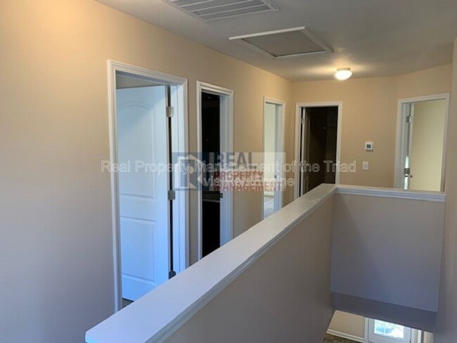 Building Photo - 3916 Mountainridge Dr