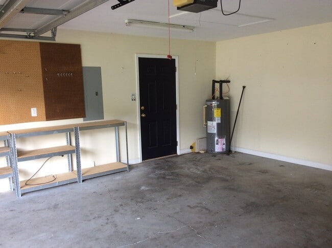 Building Photo - Charming Cul-de-Sac Home