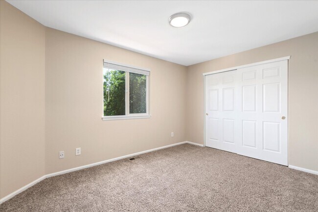 Building Photo - 9320 Cove Creek Dr