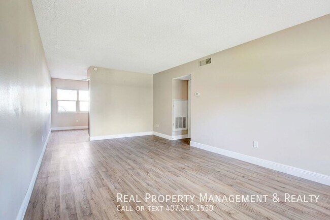 Building Photo - 2 BR / 1 BA Condo In Primrose Plaza
