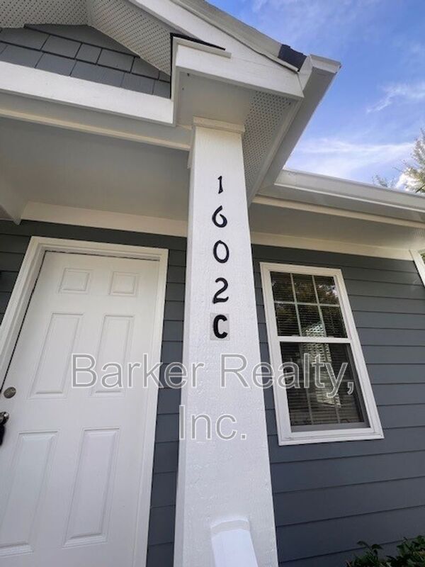 Building Photo - 1602 Pender St