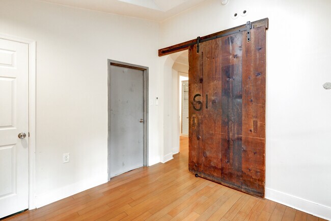 Building Photo - 121 E Chestnut St
