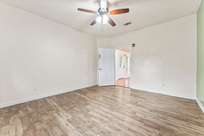 Building Photo - 10 Lowery Ln
