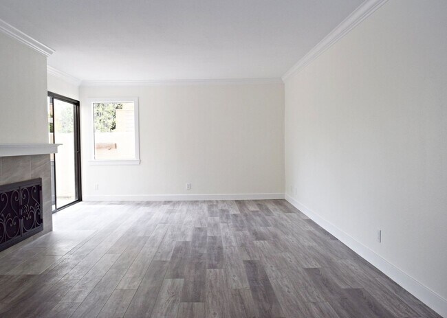 Building Photo - Flexible Lease Terms! Stunning 4BR/2.5BA Two-Story Renovated Townhome in UTC!