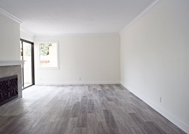 Building Photo - Stunning 4BR 2.5BA UTC Townhome - Updated ...