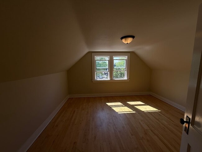 Building Photo - West Allis 3 bedroom house.
