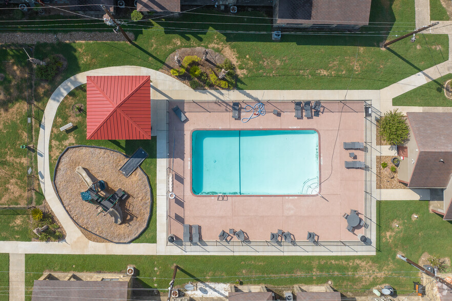 Pool - Regency Place Apartments