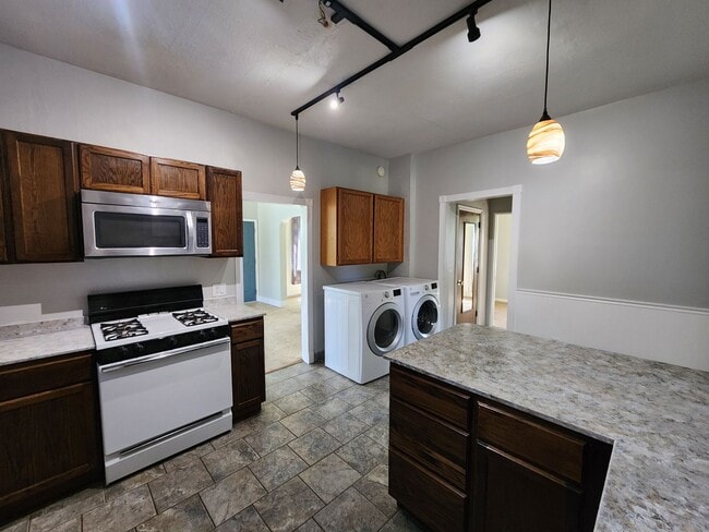 Building Photo - Poplar Grove 3 bd. House! Pets ok! Love the yard!